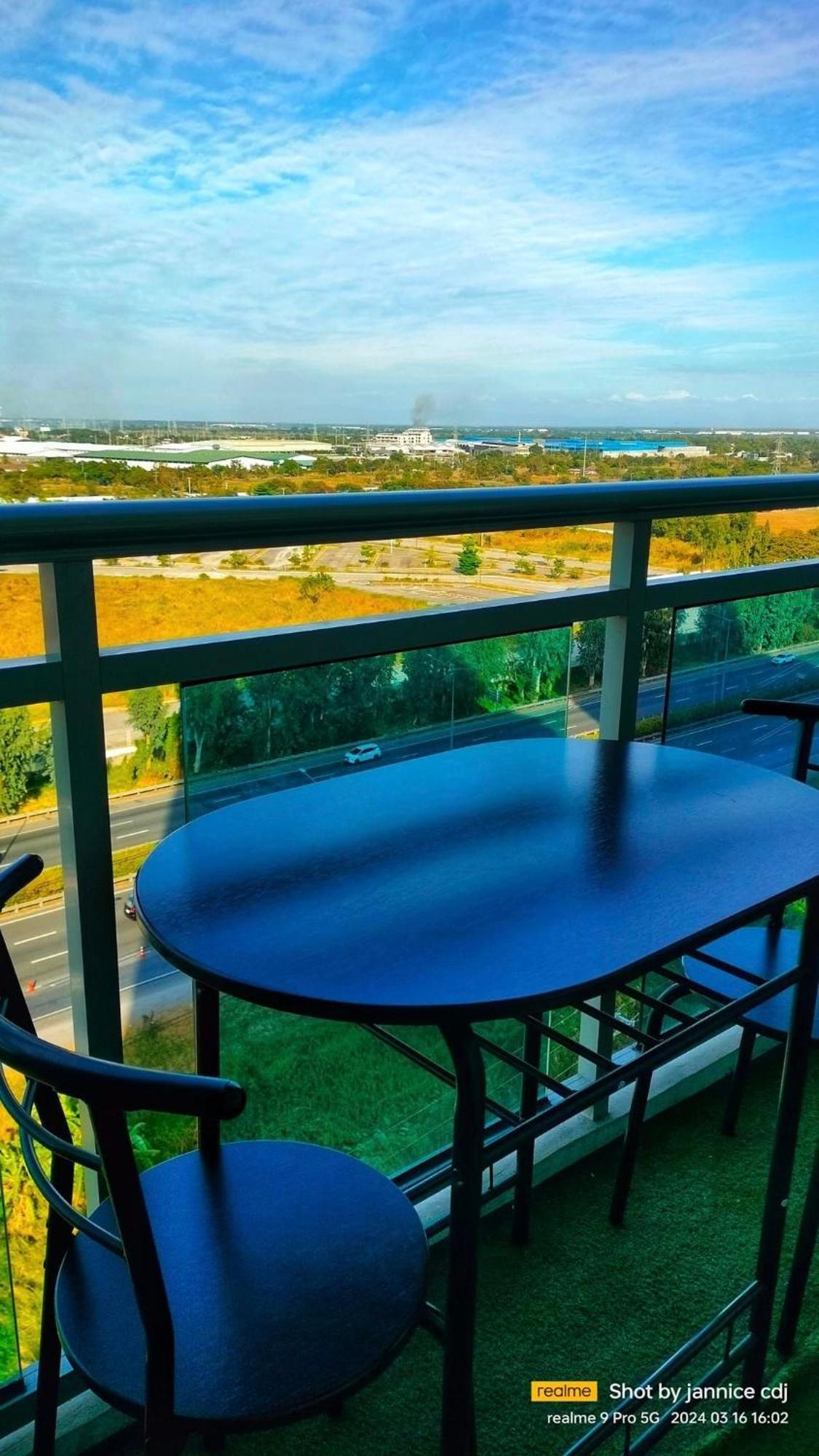The Aces Crib At Azure North Pampanga Aparthotel Exterior photo